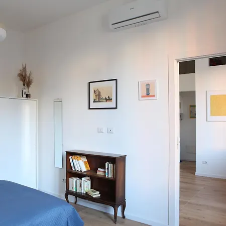 Modern Close To Metro Apartment Milan